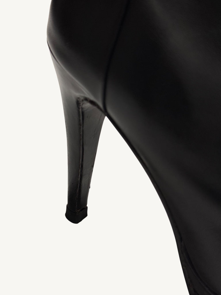 Close-up of opposite Chanel vintage ankle boot stiletto heel showing leather wrap condition