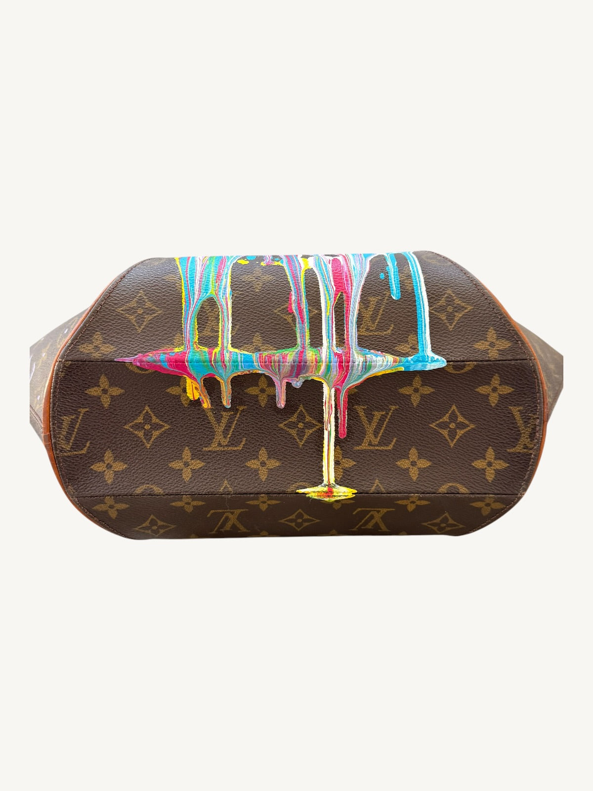Louis Vuitton Ellipse MM bottom corner showing light canvas wear consistent with vintage age