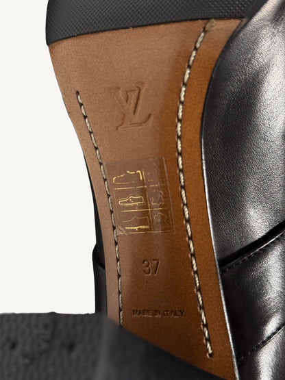 Close-up of the leather sole stamped with the LV logo, size 37 and “Made in Italy,” beside material symbols.