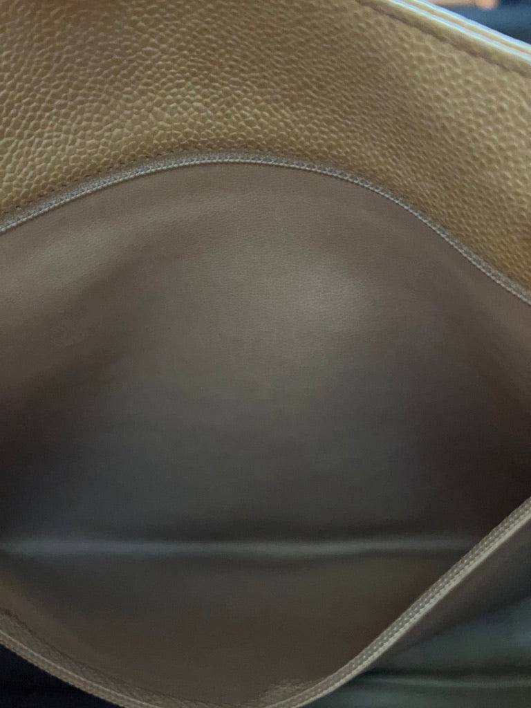 Smooth leather pocket interior and curved stitched lining seam