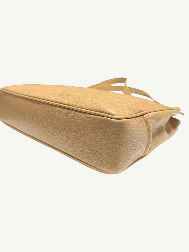 Close bottom angle showing rounded corner, piping and side fold