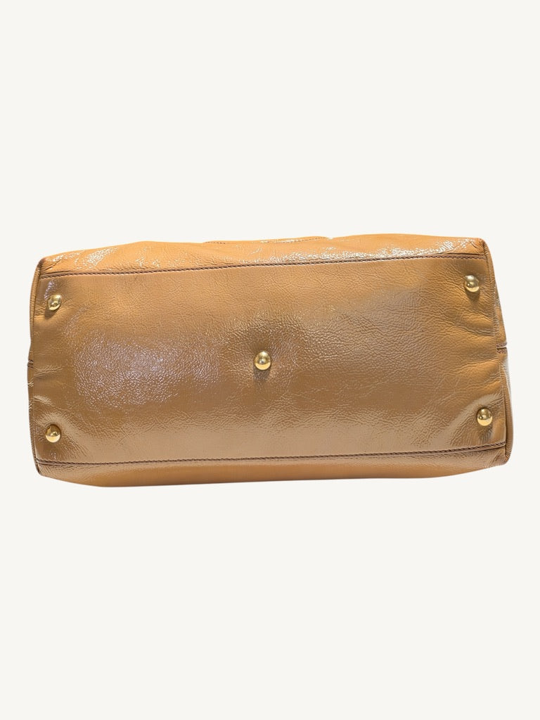 Gucci Soho camel tan satchel: Base and bottom feet