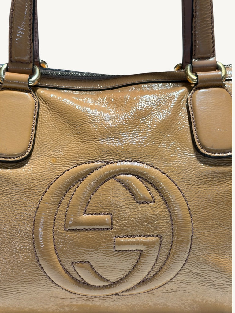 Gucci Soho camel tan satchel: GG logo and faint spot detail