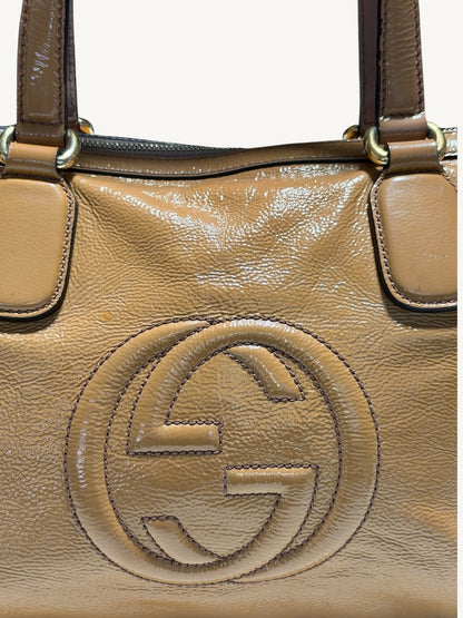 Gucci Soho camel tan satchel: GG logo and faint spot detail