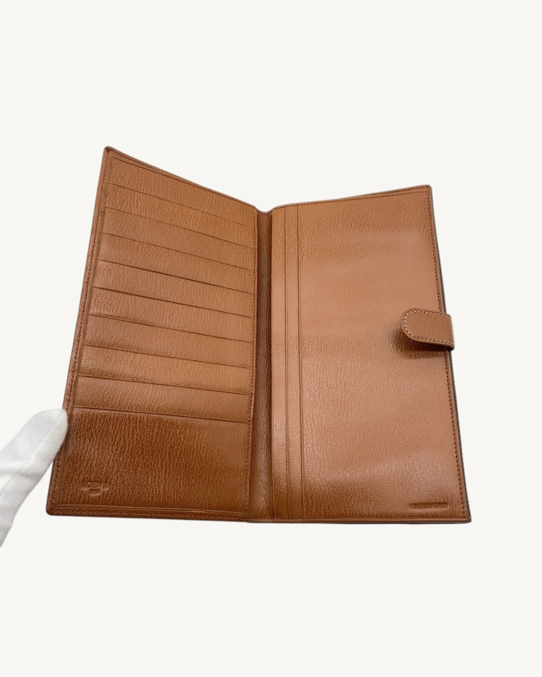 Bifold interior with card slots and slip pockets