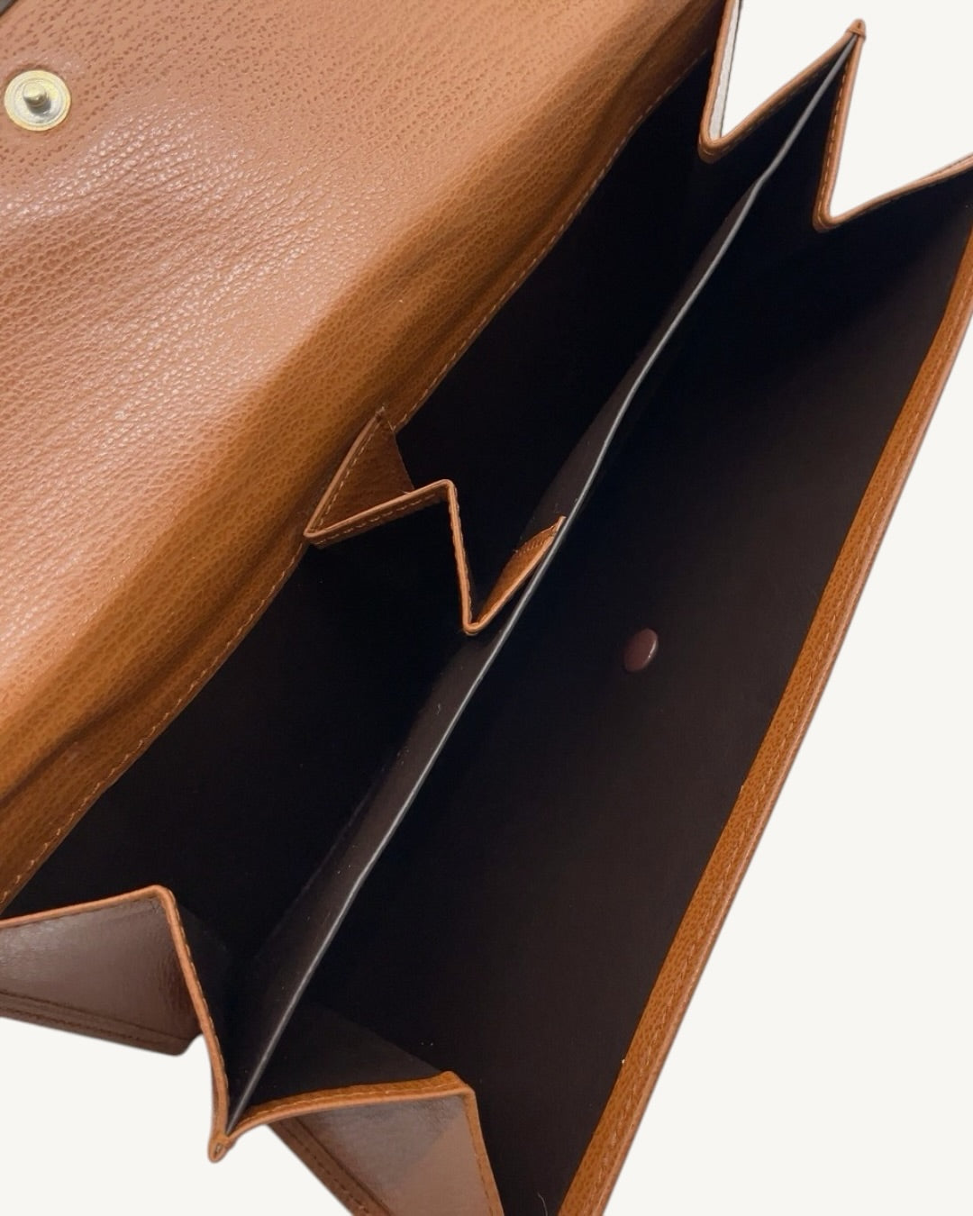 Open divided accordion compartment