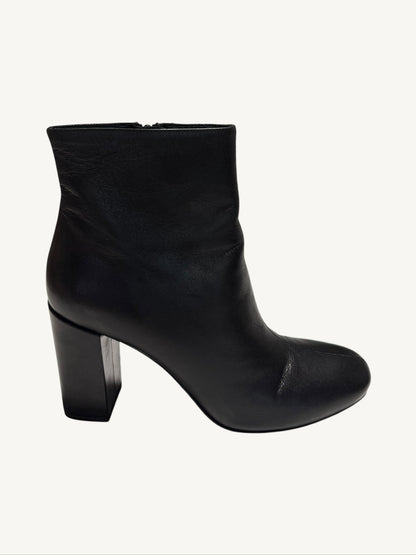 Outer side profile of a Saint Laurent Lou 95 black calfskin ankle boot with block heel